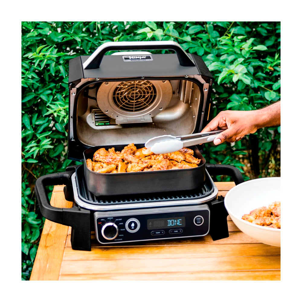 Ninja Woodfire Parrilla Eléctrica 7-en-1 para Exteriores | Woodfire Technology | Master Grill | Ahumador BBQ | Freidora de Aire | Resistente al Clima | Hornear y Asar | 1760W | Gris Negro