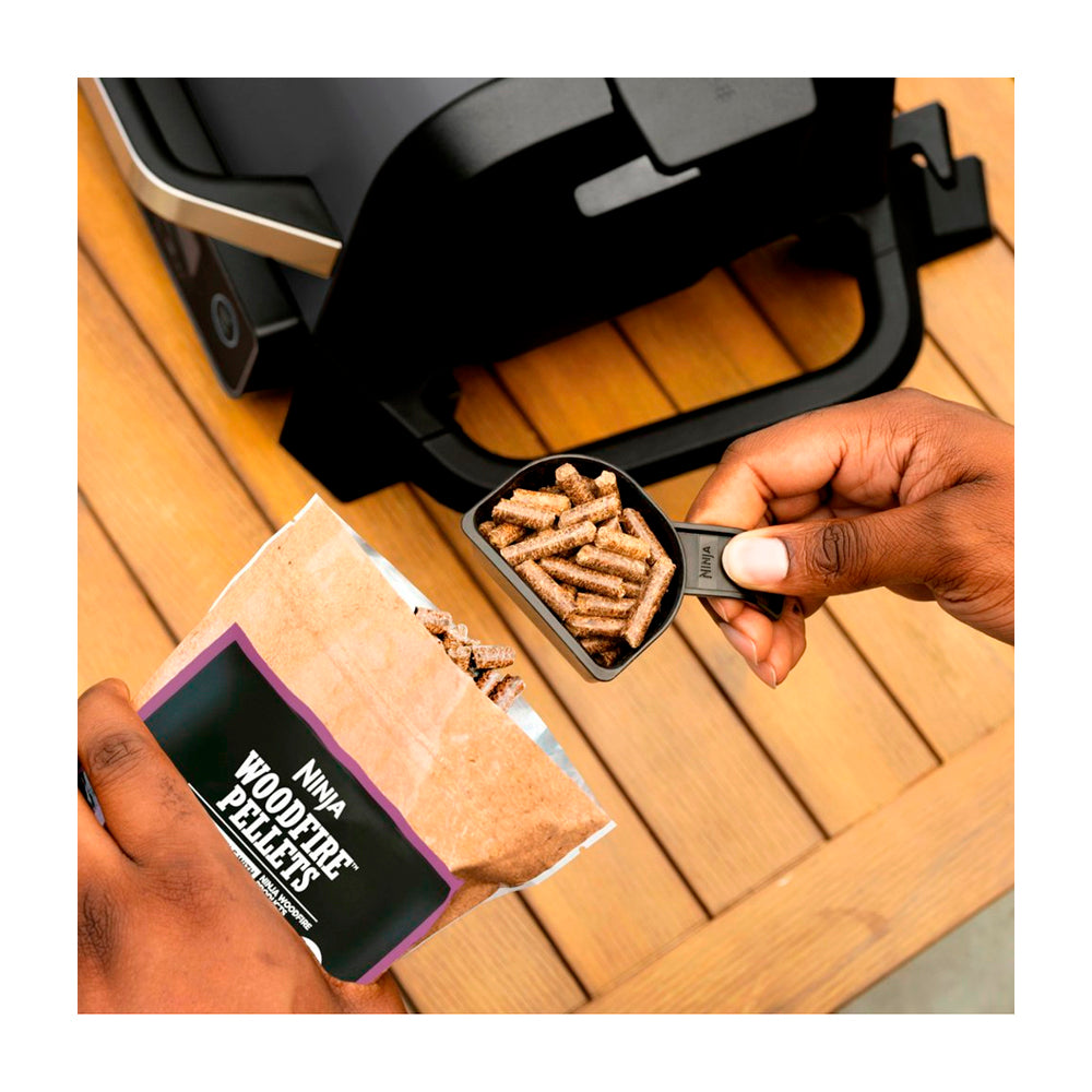 Ninja Woodfire Parrilla Eléctrica 7-en-1 para Exteriores | Woodfire Technology | Master Grill | Ahumador BBQ | Freidora de Aire | Resistente al Clima | Hornear y Asar | 1760W | Gris Negro