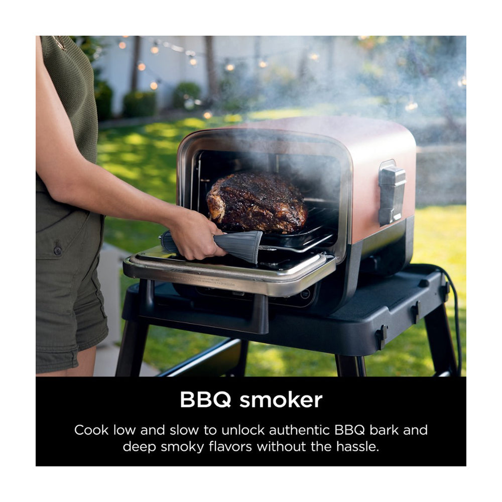 Ninja Woodfire Horno Eléctrico 8-en-1 para Exteriores | Woodfire Technology | Ahumador BBQ | Hornear y Asar | 1760W | Rojo