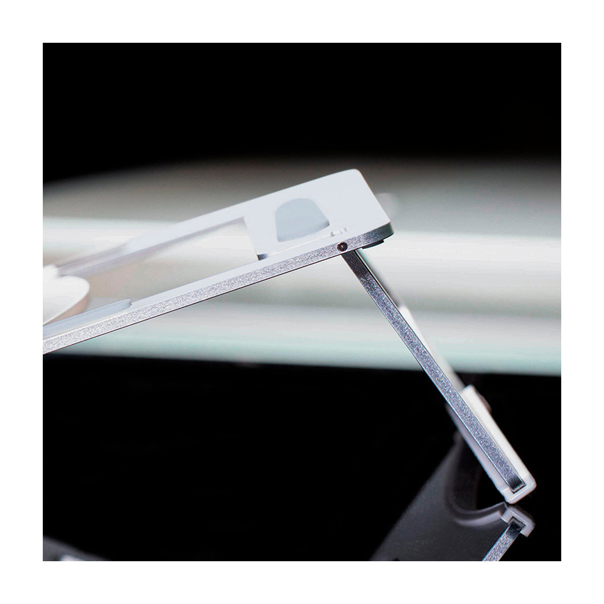 Klip Xtreme Soporte para Laptops Podium | Plegable | Aluminio| Hasta 15.6"