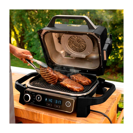 Ninja Woodfire Parrilla Eléctrica 7-en-1 para Exteriores | Woodfire Technology | Master Grill | Ahumador BBQ | Freidora de Aire | Resistente al Clima | Hornear y Asar | 1760W | Gris Negro