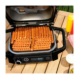 Ninja Woodfire Parrilla Eléctrica 7-en-1 para Exteriores | Woodfire Technology | Master Grill | Ahumador BBQ | Freidora de Aire | Resistente al Clima | Hornear y Asar | 1760W | Gris Negro