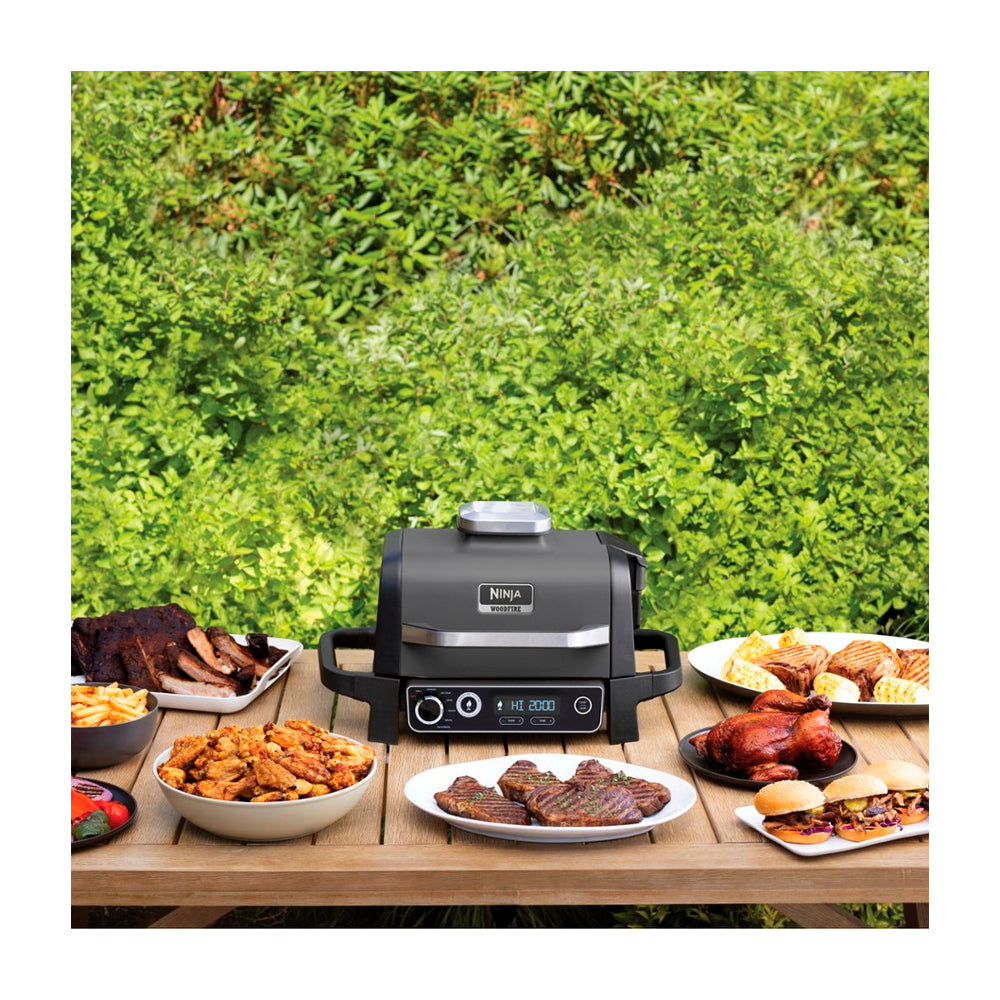 Ninja Woodfire Parrilla Eléctrica 7-en-1 para Exteriores | Woodfire Technology | Master Grill | Ahumador BBQ | Freidora de Aire | Resistente al Clima | Hornear y Asar | 1760W | Gris Negro