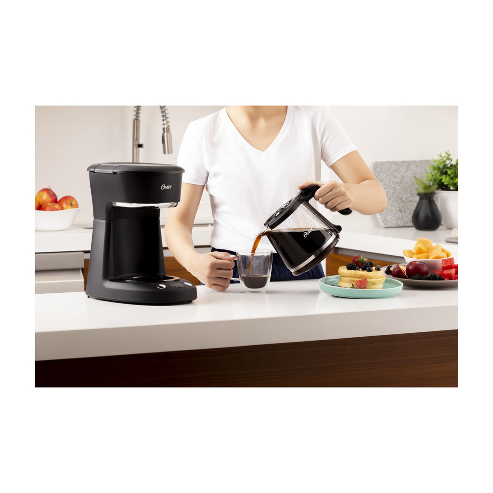 Oster BVSTDCP12B Cafetera de 12 Tazas | Programable | Pantalla LED | Filtro Lavable Permanente | Canasta Removible | Negro